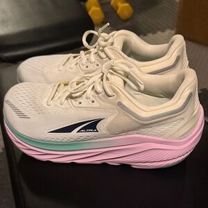 EUC Altra Olympus Women's 9.5 Cream and Pink Athletic Shoes